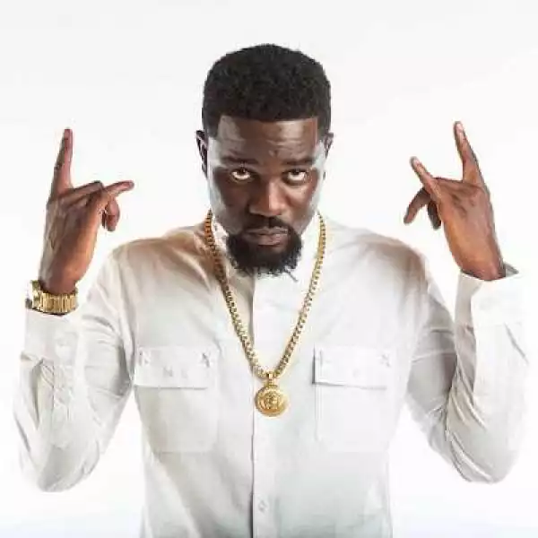 ‘Look out for Guys with ambitions and drive for success’ – Sarkodie tells girls